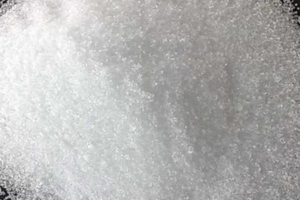 如何鉴别真假普钙，优质普钙呈灰白色疏松粉状、劣质普钙色杂且粗糙