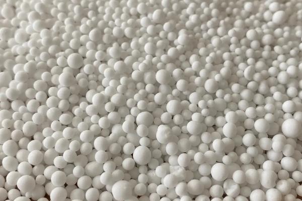 如何鉴别真假普钙，优质普钙呈灰白色疏松粉状、劣质普钙色杂且粗糙