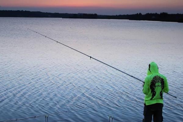 土鲮鱼怎么钓，发现送漂和抖漂等信号时、经过2-3秒再提竿