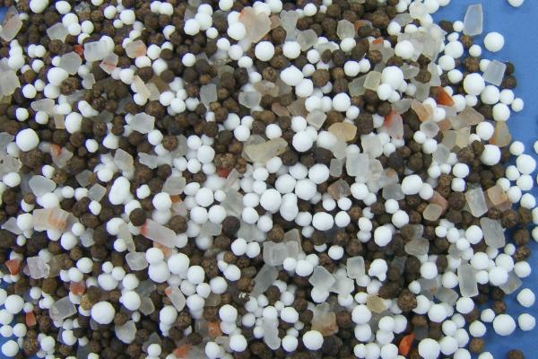 化肥对农业的作用，施肥可以提高作物单位面积的产量