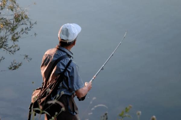 怎么使用手竿垂钓鲈鱼，需选择水流较急、小鱼较多的地方作为钓点