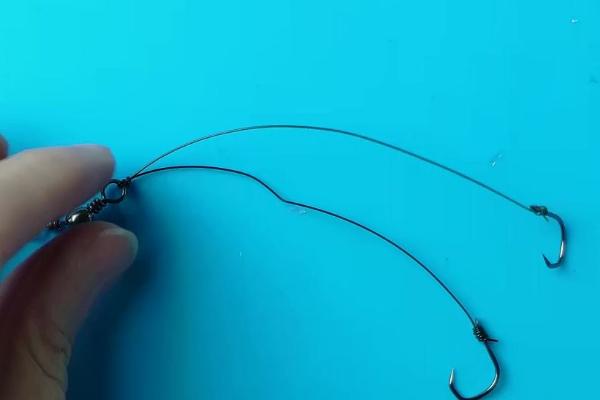 子线双钩绑法，绑在钩柄上要缠绕5-6圈