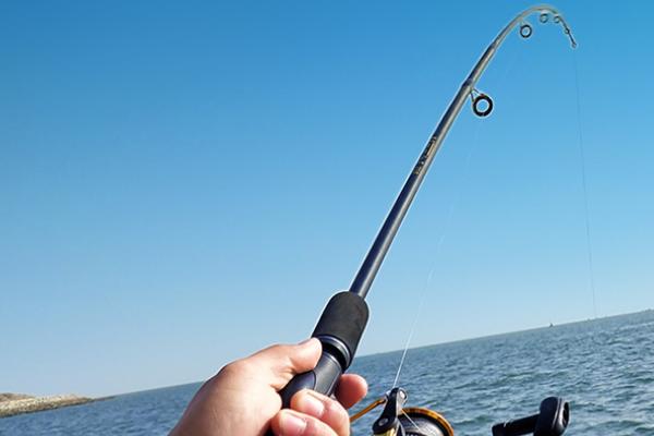 新手怎么使用海竿,绕线轮要用螺母固定住