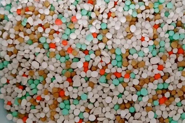 选择复混肥的依据,需根据土壤特性、作物品种、肥料性质等条件选购