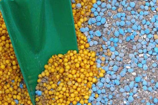 选择复混肥的依据,需根据土壤特性、作物品种、肥料性质等条件选购