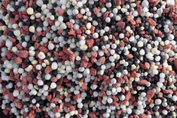 选择复混肥的依据,需根据土壤特性、作物品种、肥料性质等条件选购