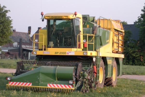 使用豆类收割机要注意什么,与拖拉机配套使用可提高效率