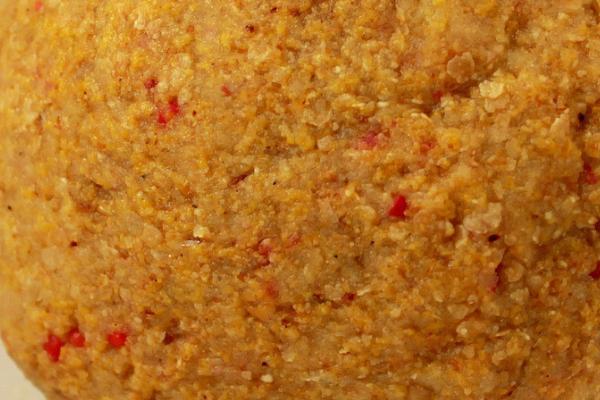 江边钓鱼用哪种饵,蚯蚓、面包虫、猪肝等动物性饵料是适宜选择