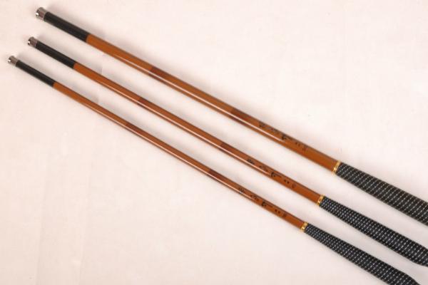 江边钓鱼用哪种饵,蚯蚓、面包虫、猪肝等动物性饵料是适宜选择