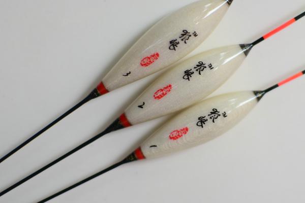 江边钓鱼用哪种饵,蚯蚓、面包虫、猪肝等动物性饵料是适宜选择