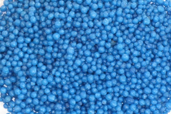 肥料类型划分,按原料的来源可分为有机肥和无机肥