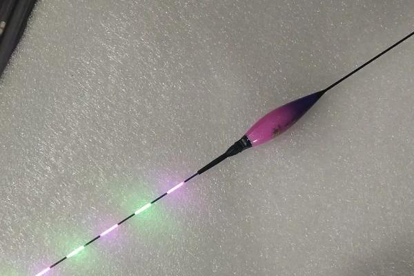 普通夜光漂怎么使用,跟安装普通鱼漂的方法差不多