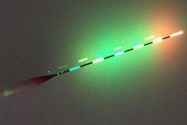 普通夜光漂怎么使用,跟安装普通鱼漂的方法差不多