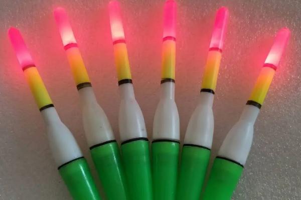 普通夜光漂怎么使用,跟安装普通鱼漂的方法差不多