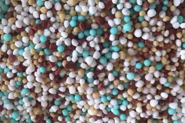 怎么使用控释肥,可在作物幼苗附近开沟施入