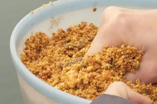 野钓黄尾鱼打窝方法,将窝料撒到选定的窝点即可