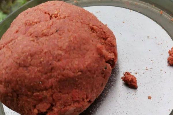 野钓黄尾鱼打窝方法,将窝料撒到选定的窝点即可