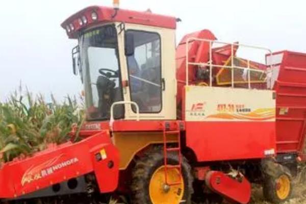 如何使用玉米收获机,达到额定转速时才能开始进行收获作业