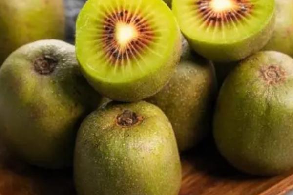 红心猕猴桃和普通猕猴桃的区别，外表和果肉均不同