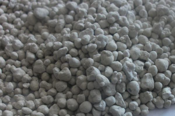 怎么使用钙镁磷肥，可结合翻耕深施入土