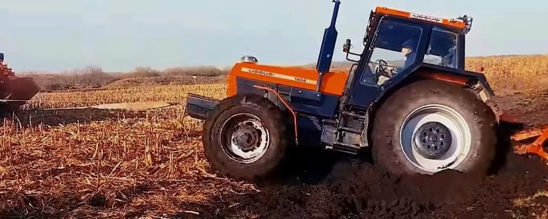 在泥泞路上行驶拖拉机要注意什么