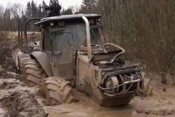 在泥泞路上行驶拖拉机要注意什么，需稳住方向、降低车速、少用制动