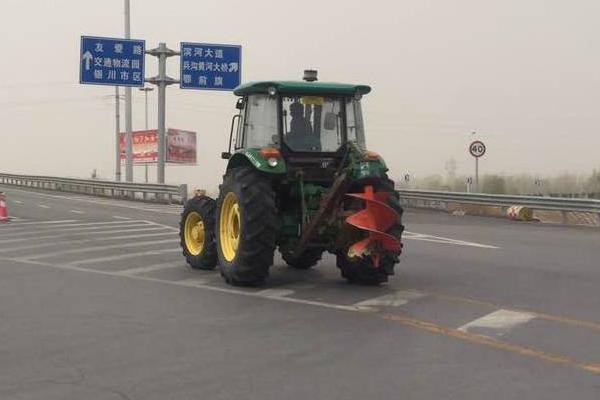 在泥泞路上行驶拖拉机要注意什么，需稳住方向、降低车速、少用制动