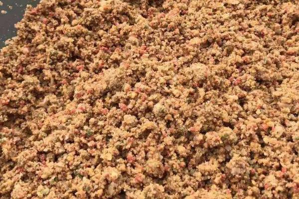 野钓鲫鱼适合用哪些饵料，蚯蚓、红虫、玉米等饵料均可使用