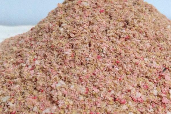 野钓鲫鱼适合用哪些饵料，蚯蚓、红虫、玉米等饵料均可使用