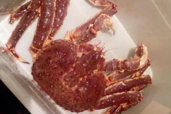 如何挑选肥美的帝王蟹，外壳呈黑绿色、且带有光泽的帝王蟹一般比较肥美