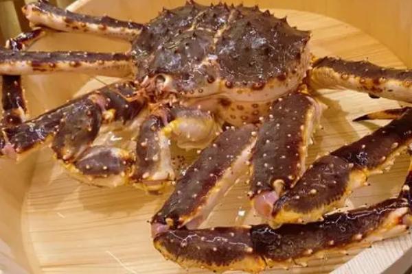 如何挑选肥美的帝王蟹，外壳呈黑绿色、且带有光泽的帝王蟹一般比较肥美