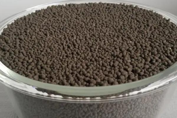 微生物肥料有何特点及作用，可促进作物吸收营养元素、提高产量和品质
