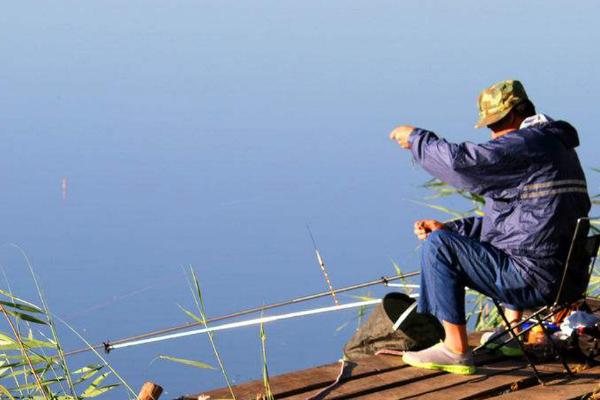 刮东风时鱼儿为何不开口,原因是气压较低、水中缺氧