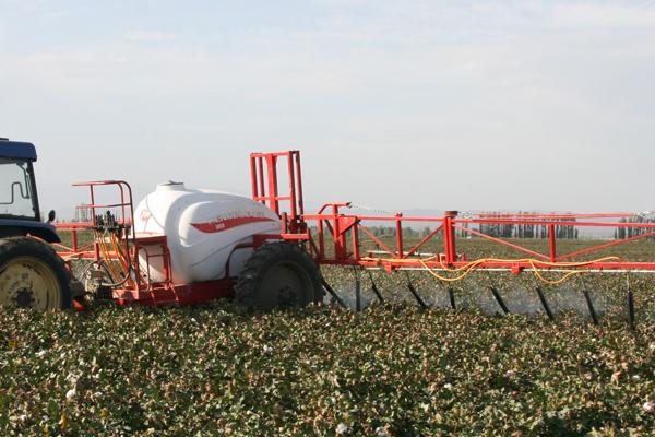 防治四代棉铃虫的要点,可用甲维盐等药剂兑水喷施叶片的正反面