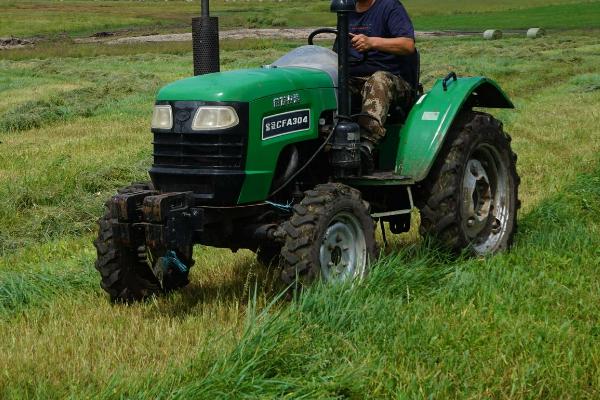 驾驶拖拉机要注意哪十慢,包括起步慢、转弯慢、上下坡慢
