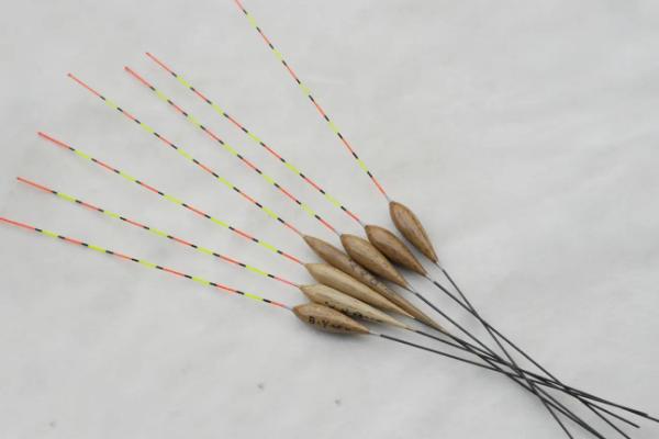 水库钓鱼适合用什么漂,芦苇漂、孔雀翎浮漂均是适宜选择