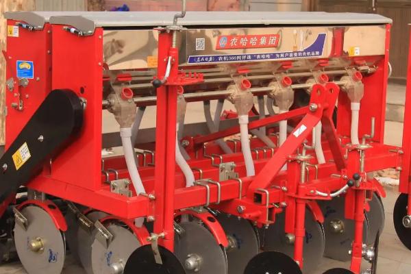 使用小麦播种机要注意什么,作业时禁止倒退或急转弯