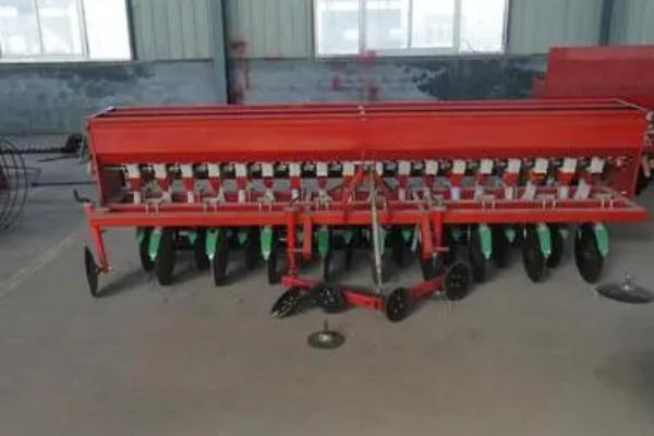 使用小麦播种机要注意什么,作业时禁止倒退或急转弯