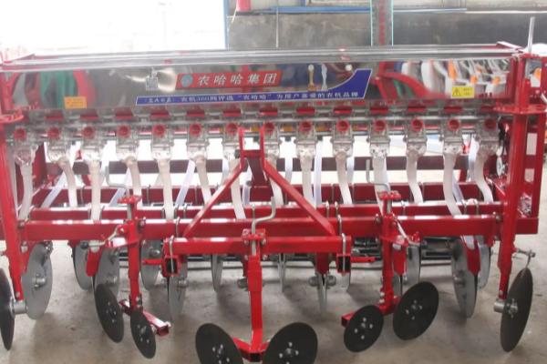 使用小麦播种机要注意什么,作业时禁止倒退或急转弯