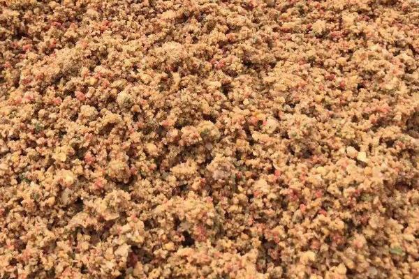 冬钓鲤鱼适合用什么饵料,可使用蚯蚓等带有腥味的饵料