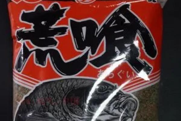 冬钓鲤鱼适合用什么饵料,可使用蚯蚓等带有腥味的饵料