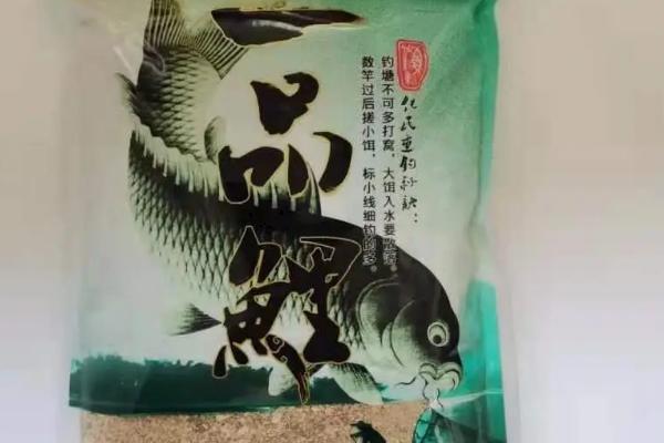 冬钓鲤鱼适合用什么饵料,可使用蚯蚓等带有腥味的饵料