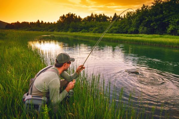 冬季阴天适合钓鱼吗,不建议在冬季阴天垂钓