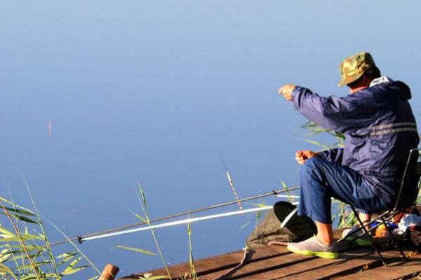 冬天刮西风适合在什么位置钓鱼,背风、向阳、石块较多的位置更适合作钓