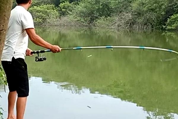 冬天刮西风适合在什么位置钓鱼,背风、向阳、石块较多的位置更适合作钓