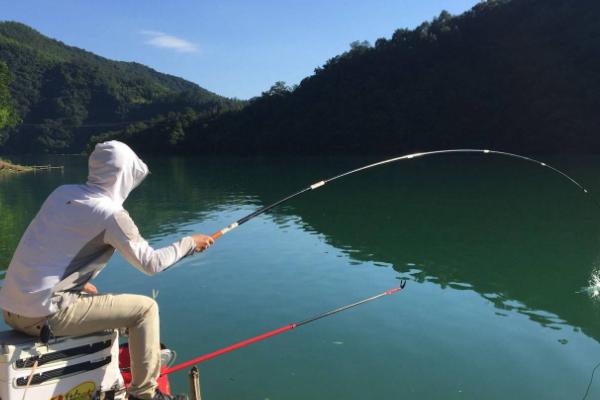 冬天刮西风适合在什么位置钓鱼,背风、向阳、石块较多的位置更适合作钓