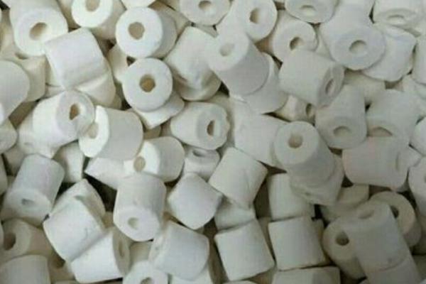 怎样清洗鱼缸内壁,可用刮藻刀来清理