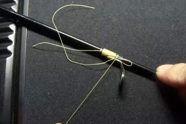 怎么绑浮漂，将鱼线打结后穿过鱼漂、最后收紧即可