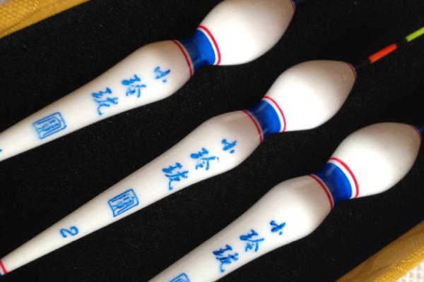 怎么绑浮漂，将鱼线打结后穿过鱼漂、最后收紧即可