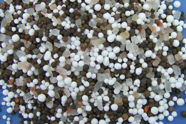 肥料的种类，根据作物的实际情况选择